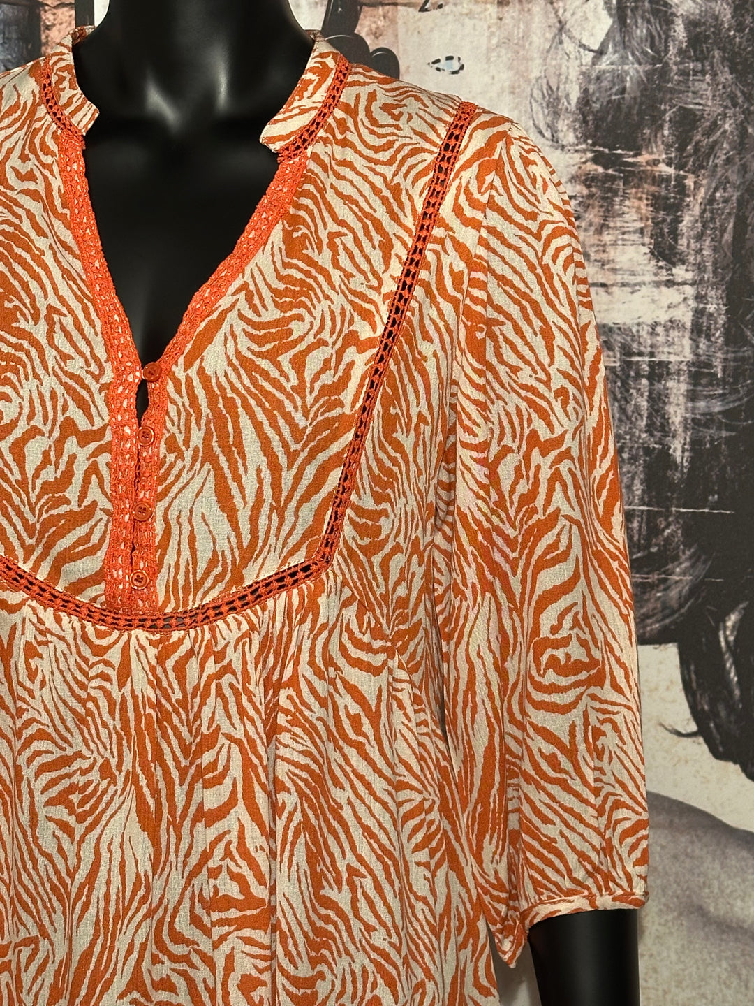 Kleid aus 100% Viskose mit "Zebra"-Muster in rostrot & ecru